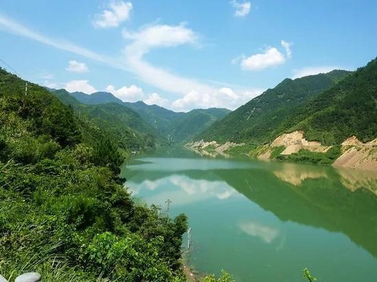 湖南新邵县党员干部群众掀起学习“身边的榜样”热潮