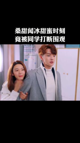被这位90年代的超模惊艳了，头发短而不乱，审美至今也不过时