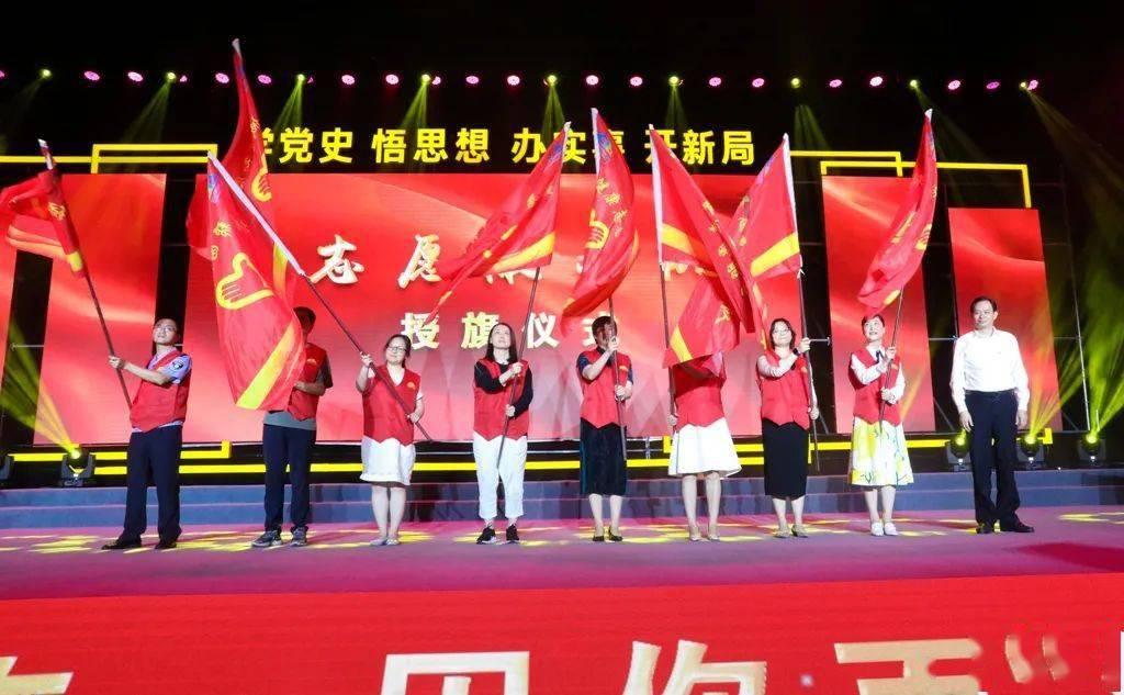 文俊辉官宣加入江苏卫视龙年春晚,金丝框眼镜白西装蛊帅有型
