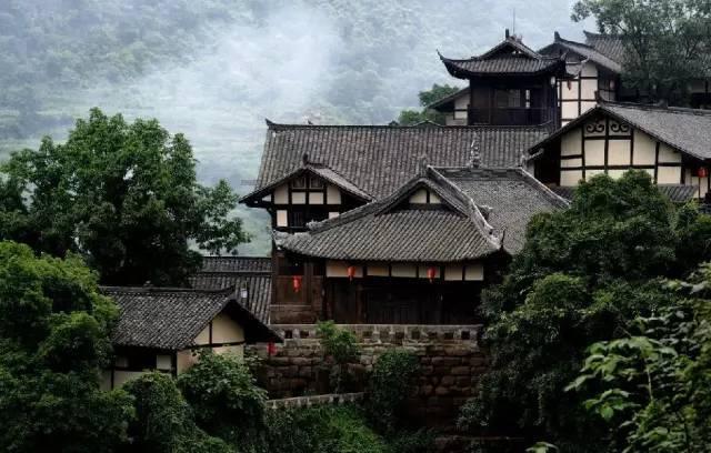 云南镇雄山体滑坡搜救现场：老夫妻遇难时手拉手