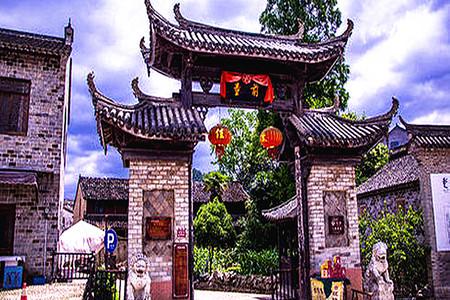 去了哈尔滨才发现:满大街都是“羽绒服+不露腿”,时髦又保暖